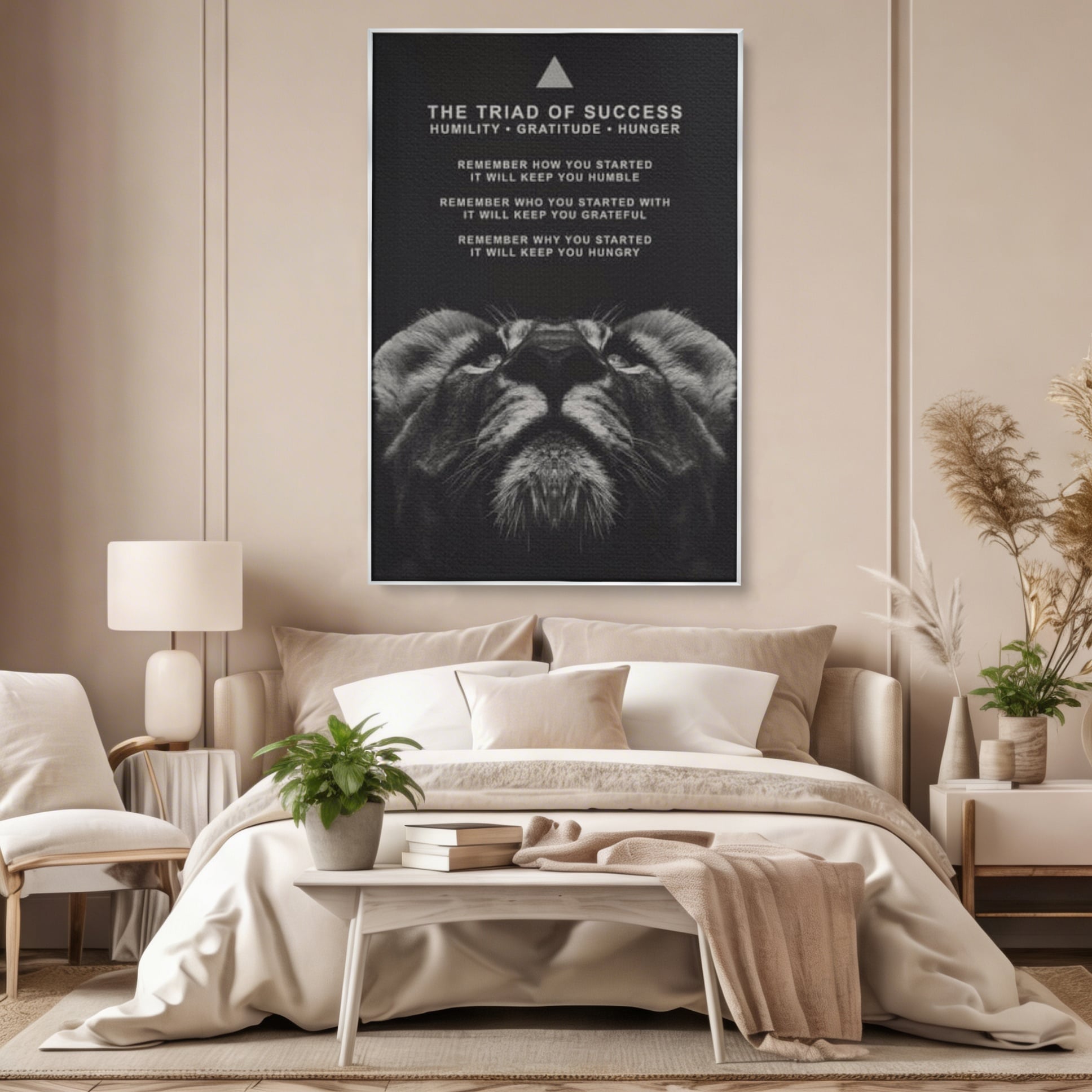 Tablou canvas cu tablou motivational cu cap de leu, in rama de aluminiu argintiu, pe perete intr-un dormitor